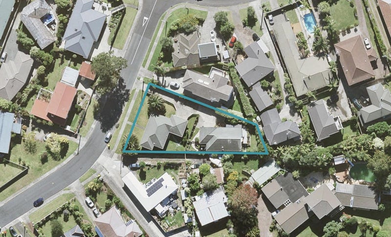 2/2 Law Street, Torbay, Auckland - Carousel 1