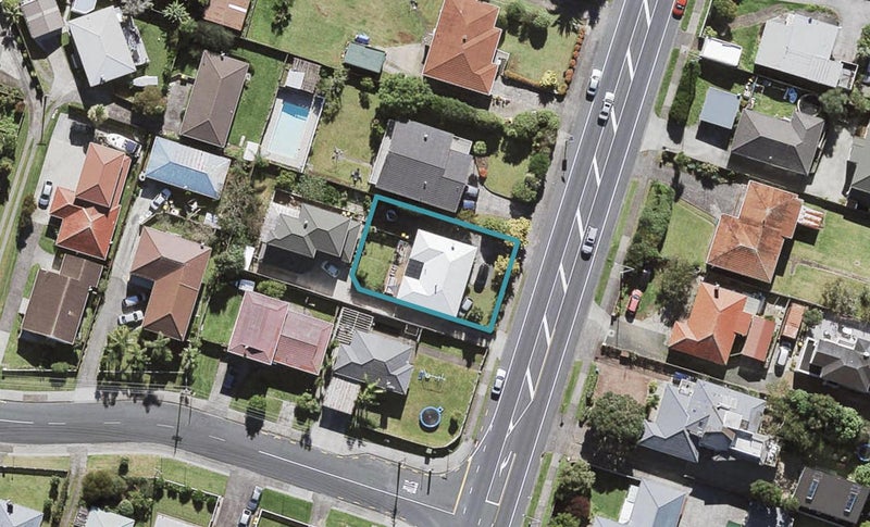 218 Te Atatu Road, Te Atatu South, Auckland - Carousel 1