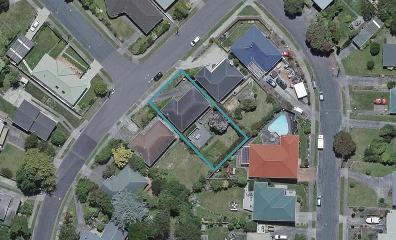 21 Pembroke Street, Tawa, Wellington - Carousel 1