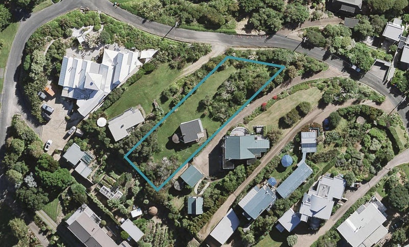 11 Tawa Street, Oneroa, Waiheke Island - Carousel 1