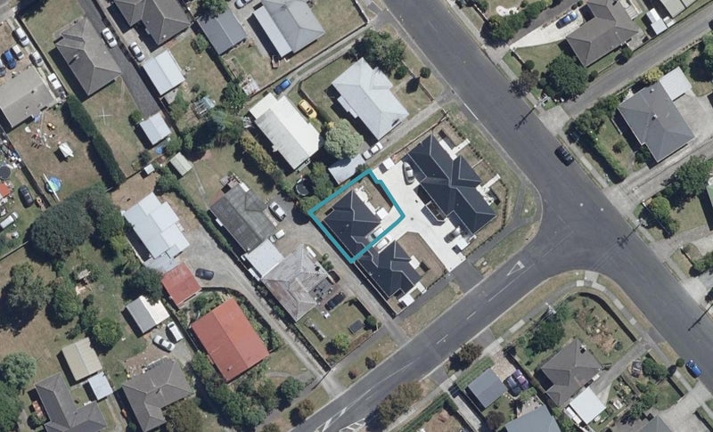 2/2 Mahana Road, St Andrews, Hamilton - Carousel 1