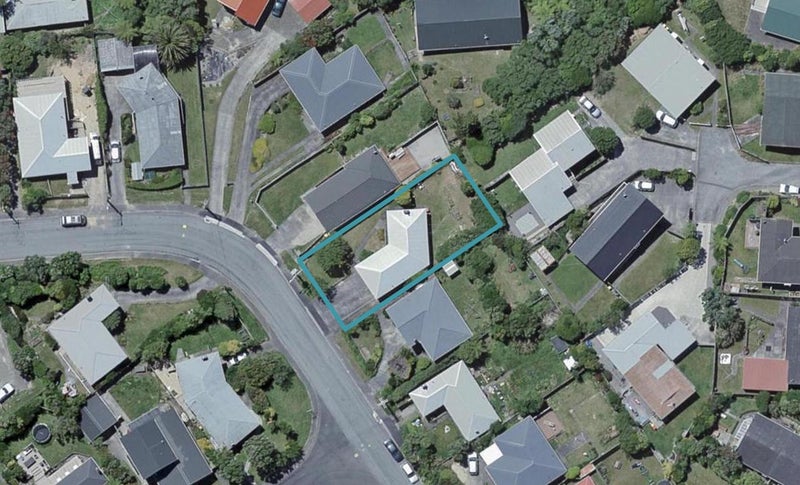 12 Brooker Grove, Newlands, Wellington - Carousel 1