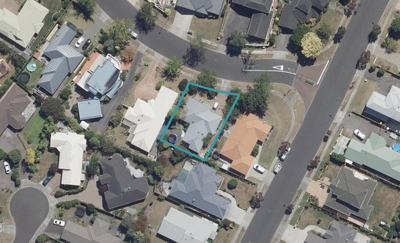 28 Montrose Crescent, Huntington, Hamilton - Carousel 1