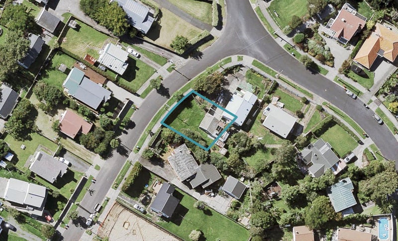2 Lyndhurst Street, Wai O Taiki Bay, Auckland - Carousel 1