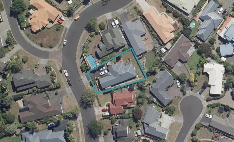 12 Montrose Crescent, Huntington, Hamilton - Carousel 1
