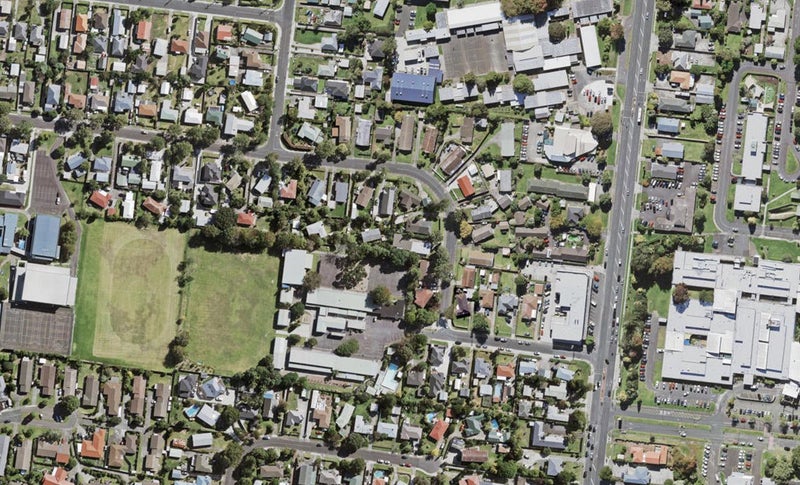 4E Pinedale Place, Henderson, Auckland - Carousel 1