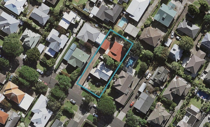 6 Kowhatu Road, One Tree Hill, Auckland - Carousel 1