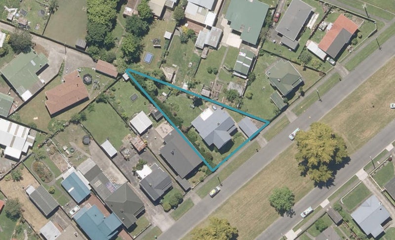 13 Burton Avenue, Whanganui East, Whanganui - Carousel 1