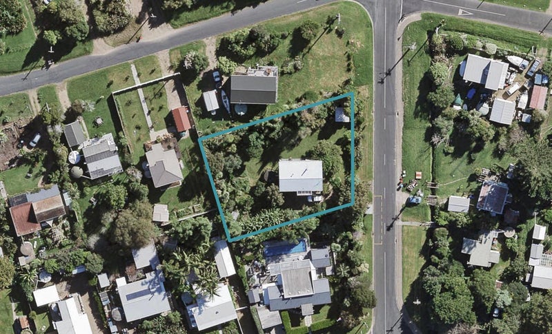 31 Tui Street, Oneroa, Waiheke Island - Carousel 1