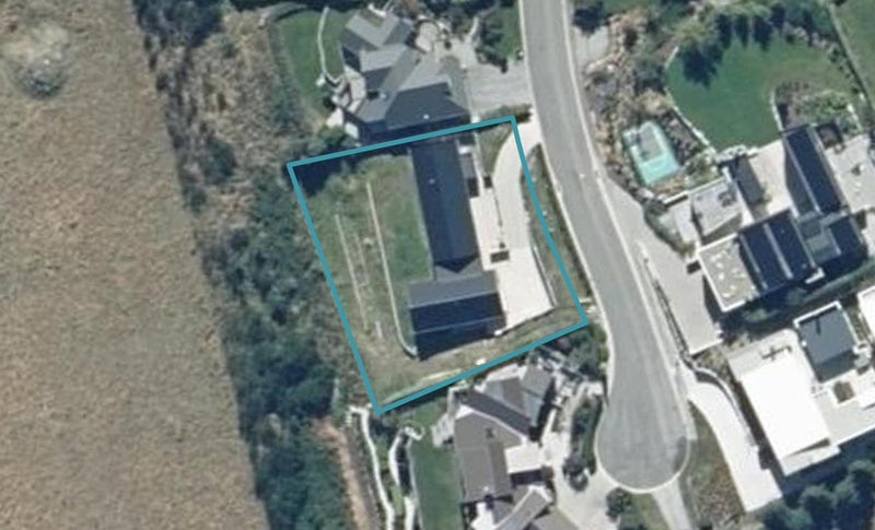 12/10 Garland Terrace, Kelvin Heights, Queenstown - Carousel 1