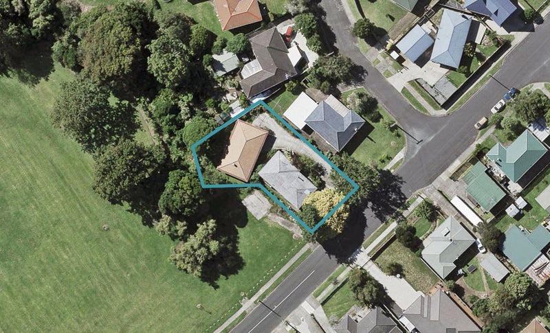 2/17 Tiraumea Drive, Pakuranga, Auckland - Carousel 1