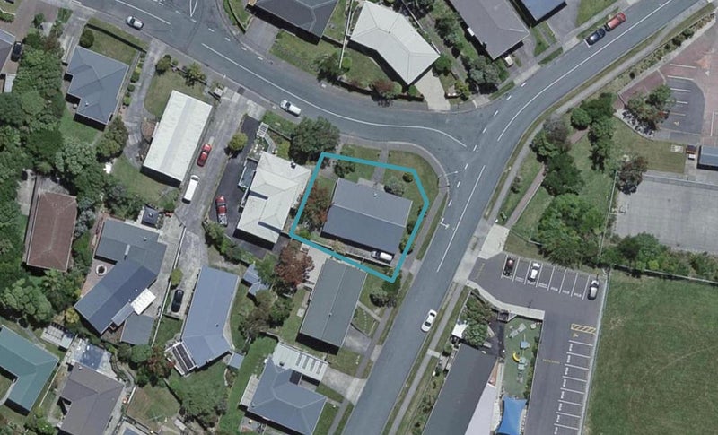 7 Padnell Crescent, Paparangi, Wellington - Carousel 1