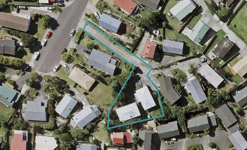 1/8A Camilla Grove, Totara Vale, Auckland - Carousel 1