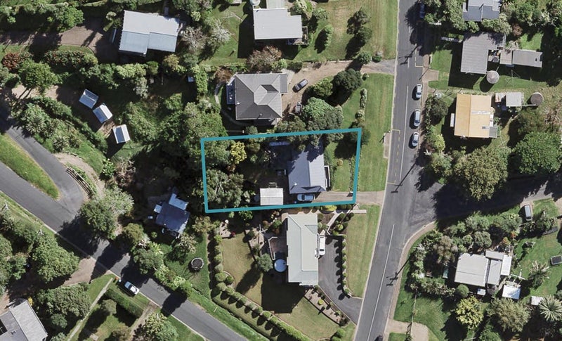 25 Tui Street, Oneroa, Waiheke Island - Carousel 1