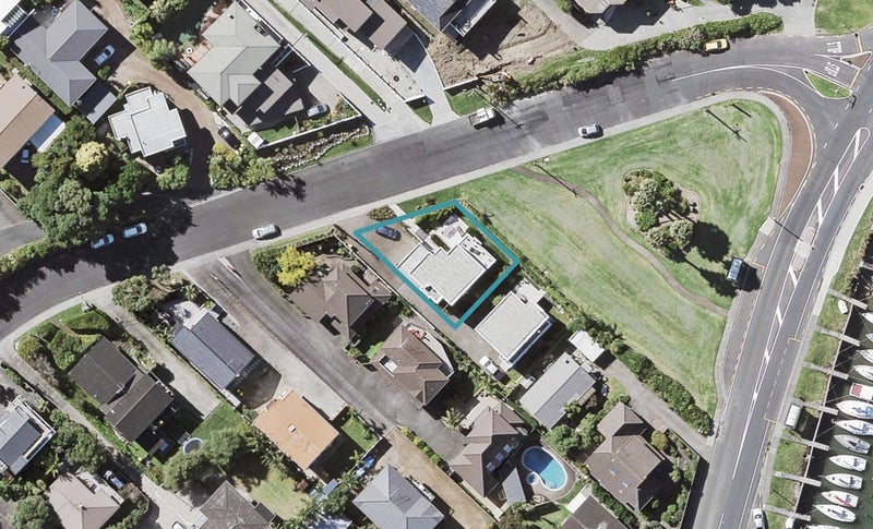 2 Commodore Parry Road, Castor Bay, Auckland - Carousel 1