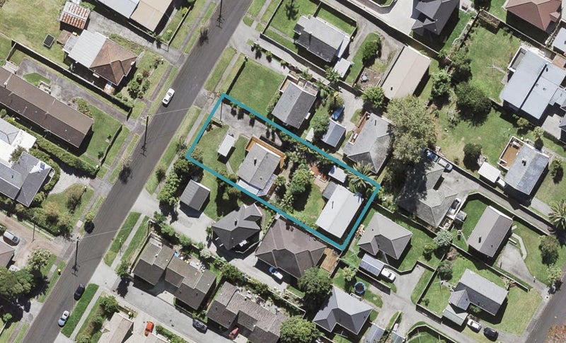 15 Blacklock Avenue, Henderson, Auckland - Carousel 1