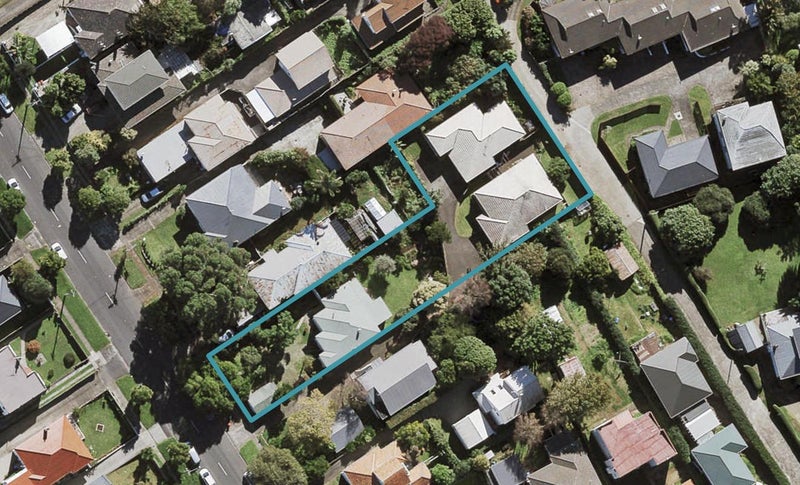 2/18 Hayr Road, Three Kings, Auckland - Carousel 1