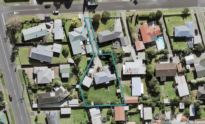 5 Clinton Avenue, Te Atatu Peninsula, Auckland - Carousel 1