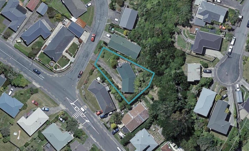 4 Longcroft Terrace, Newlands, Wellington - Carousel 1