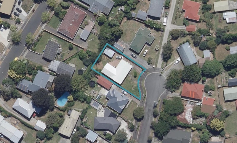 27 Panair Crescent, Hillcrest, Hamilton - Carousel 1