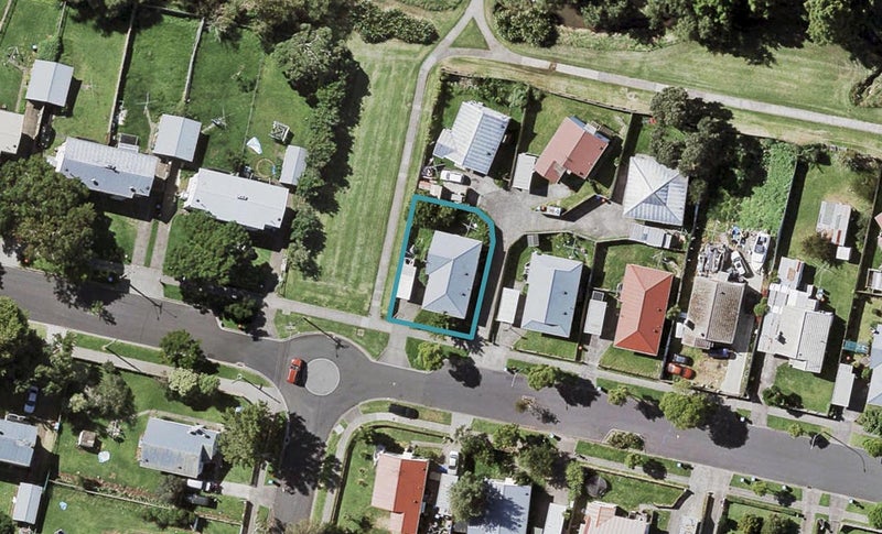 42A Maybury Street, Point England, Auckland - Carousel 1