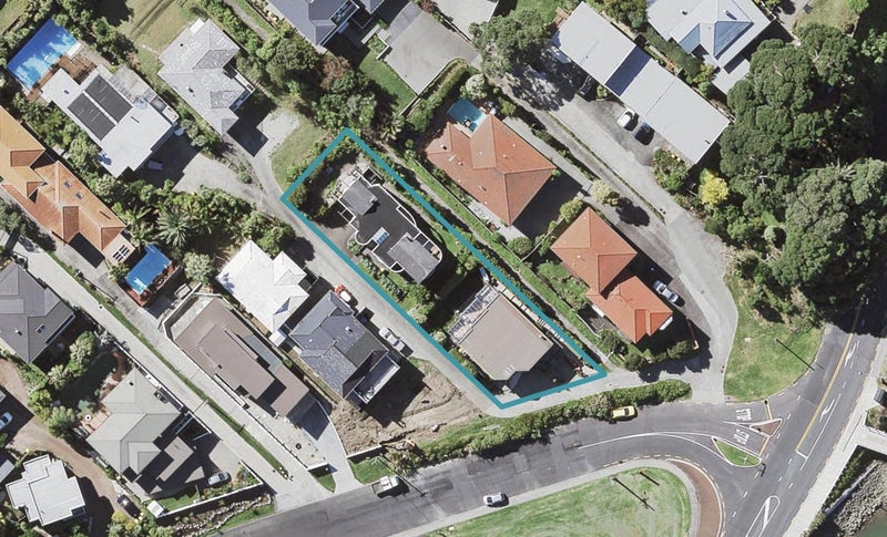 2/1 Commodore Parry Road, Castor Bay, Auckland - Carousel 1