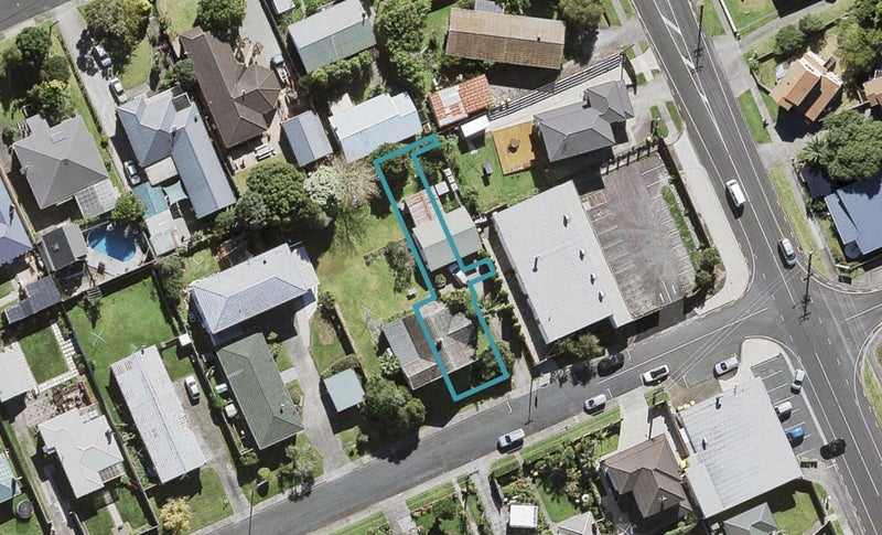 2/1 Sylvan Crescent, Te Atatu South, Auckland - Carousel 1