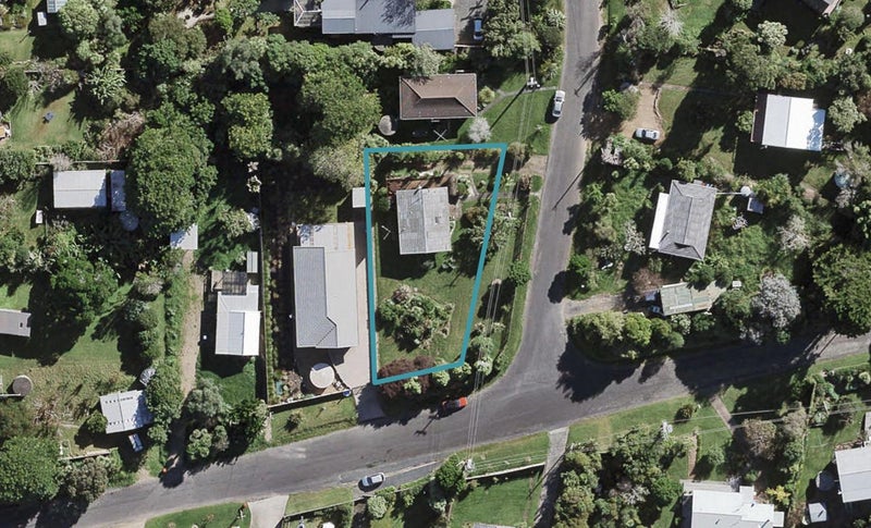 13 Puriri Road, Oneroa, Waiheke Island - Carousel 1