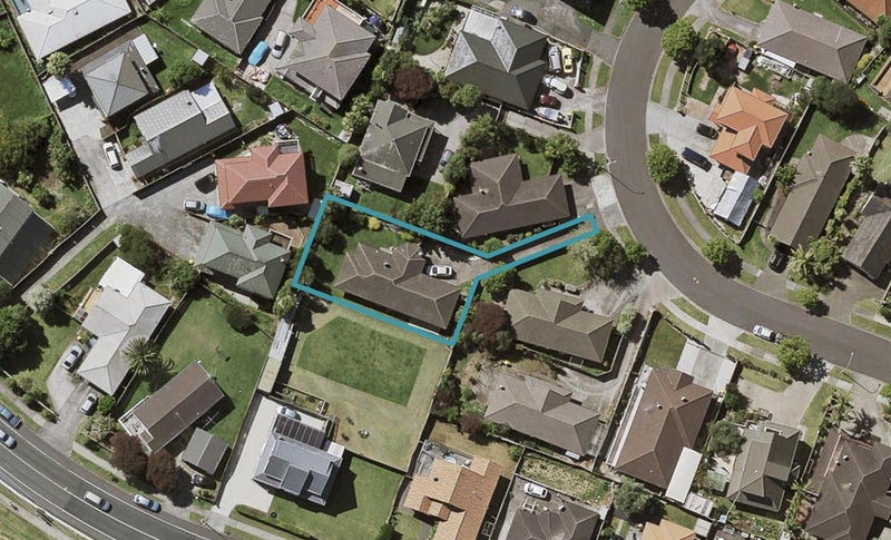 12 Earnslaw Crescent, Clover Park, Auckland - Carousel 1