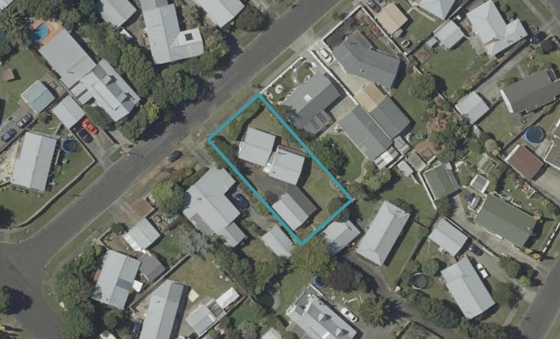 8 Rosedale Crescent, Cloverlea, Palmerston North - Carousel 1
