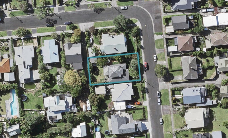 16 Hanlon Crescent, Narrow Neck, Auckland - Carousel 1
