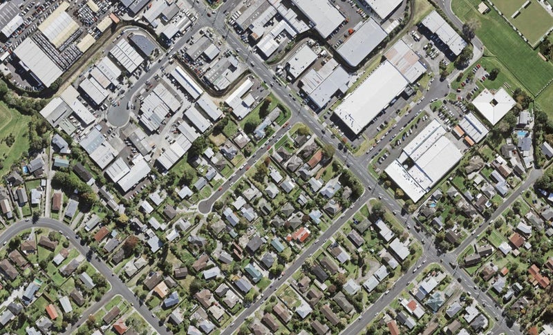 2/4 Raeben Avenue, Hillcrest, Auckland - Carousel 1