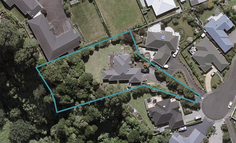 8 Royal Heights, Glen Avon, New Plymouth - Carousel 1