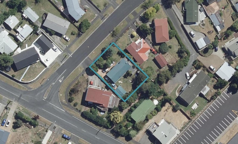4 Lewis Street, Glenview, Hamilton - Carousel 1