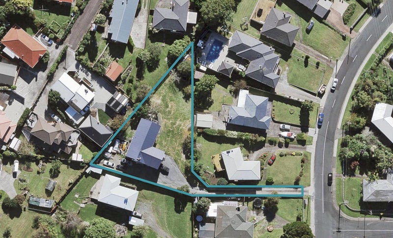 38 Tiroroa Avenue, Te Atatu South, Auckland - Carousel 1
