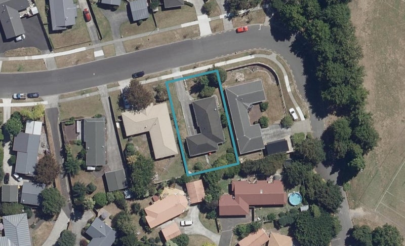 16 Commodore Avenue, Flagstaff, Hamilton - Carousel 1