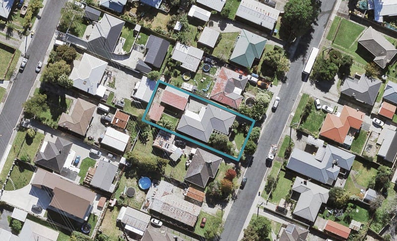 73 Cobham Crescent, Kelston, Auckland - Carousel 1