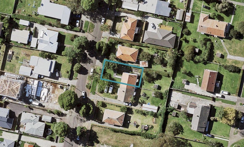 8 Waddell Avenue, Point England, Auckland - Carousel 1