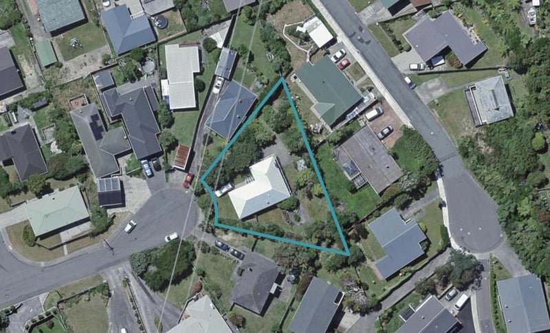 11 Kinapori Terrace, Newlands, Wellington - Carousel 1