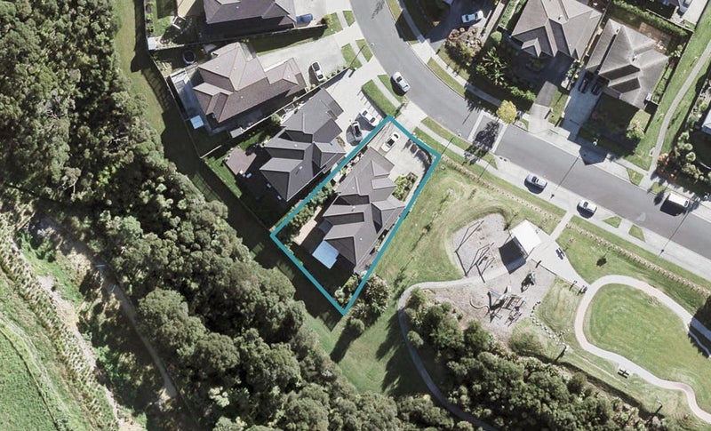 28 Harrowglen Drive, Northcross, Auckland - Carousel 1