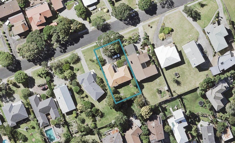 32 Mayfair Crescent, Mairangi Bay, Auckland - Carousel 1