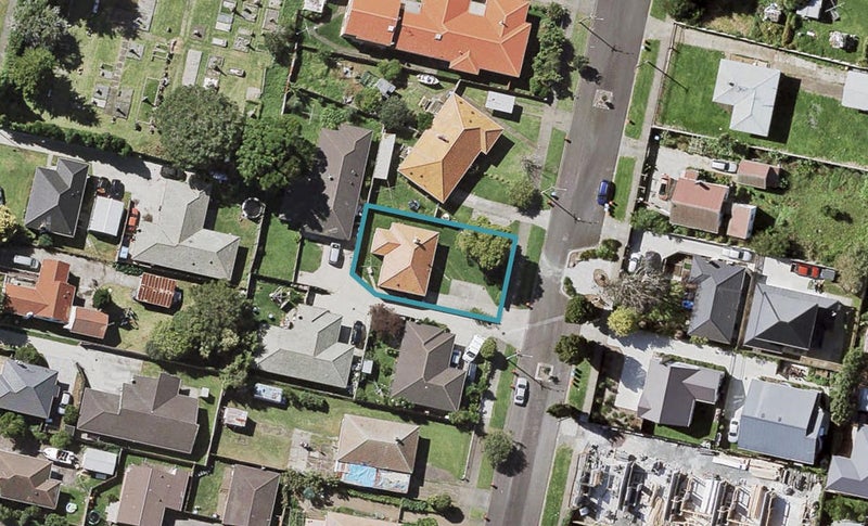11 Ropata Avenue, Point England, Auckland - Carousel 1