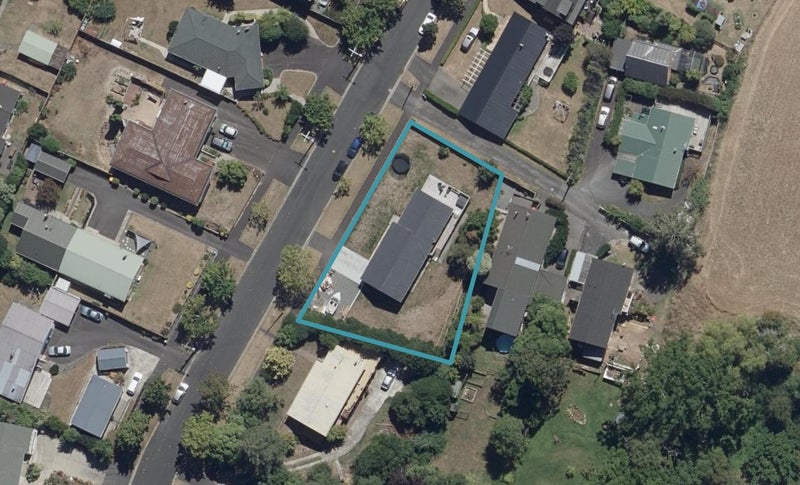 36 Acacia Crescent, Glenview, Hamilton - Carousel 1