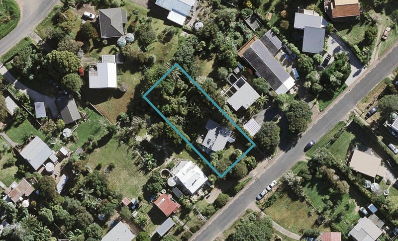 9 Jellicoe Parade, Surfdale, Waiheke Island - Carousel 1