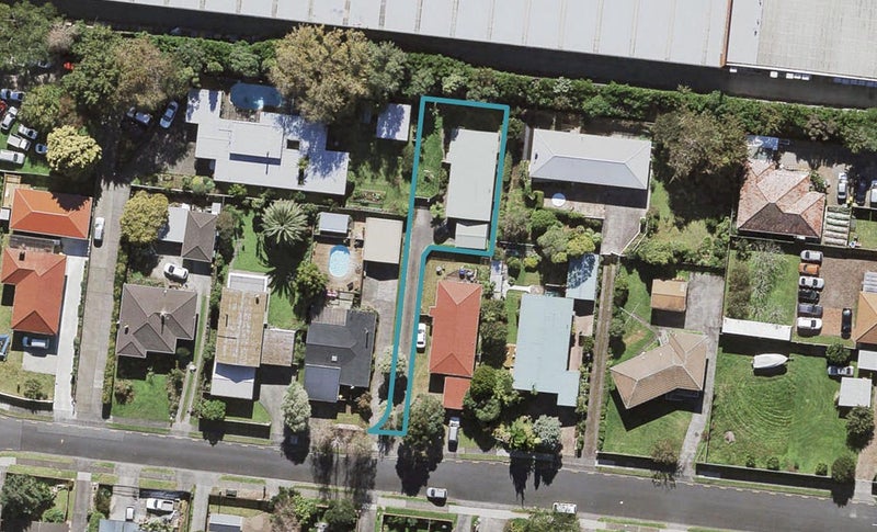 8B Poinsettia Place, Henderson, Auckland - Carousel 1