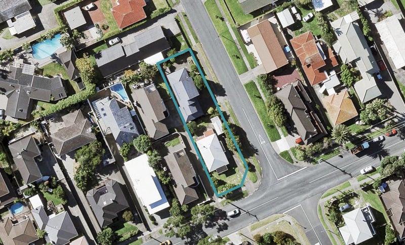 2/11 Eastern Beach Road, Eastern Beach, Auckland - Carousel 1