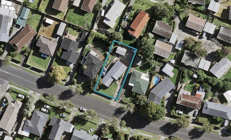 12 Waimahia Avenue, Weymouth, Auckland - Carousel 1