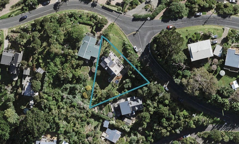 86 Queens Drive, Oneroa, Waiheke Island - Carousel 1
