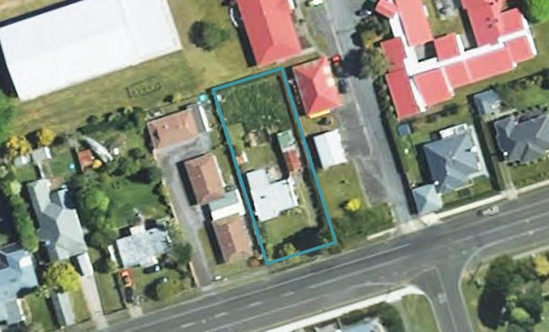 10 Pembroke Road West, Stratford, Stratford - Carousel 1