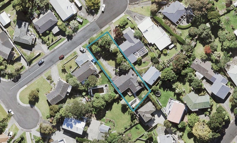 6 Glenroy Place, Green Bay, Auckland - Carousel 1